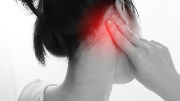 من أعراض العصب السابع الشعور بألم خلف الأذن أو أمام الأذن