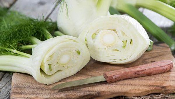 نبات الشومر له خصائص طرد الغازات من الجسم ويعالج الإنتفاخ 
