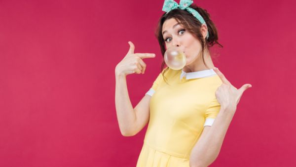 يجب وضع الملابس التي التصقت العلكة بها في الفريزر حتى تتجمد 