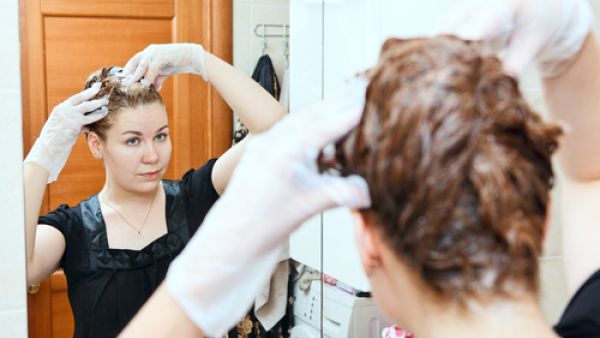 وضع كبسولات من فيتامين C حتى تصبح كالبودرة لإزالة صبغة الشعر