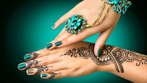 رسومات الحناء فيها الكثير من التفاصيل الدقيقة والزخرفة المميزة