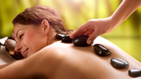 يشمل تدليك علاجي للجسم باستخدام الزيوت العطرية المهدئة الدافئة 