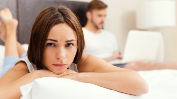 يميل الزوج الكذاب إلى الدفاع عن نفسه بشراسة