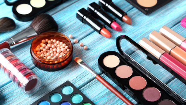 تتألف مستحضرات التجميل من أنواع مختلفة من المكونات الكيميائية والطبيعية 