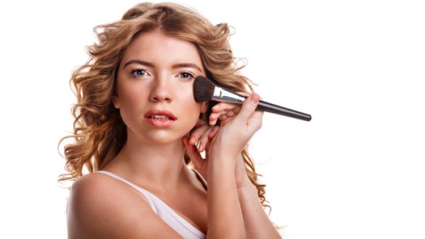 حاولي اختيار نوعية جيدة لفرشاة مكياجكِ