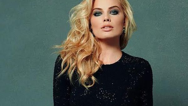 Robbie Margot ببذلة مميزة من تصميم Calvin Klein