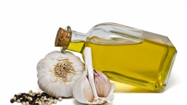 زيت الزيتون والثوم لترطيب وتنعيم وتقوية الشعر

