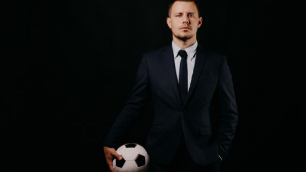 يحتاج اللاعب إلى الجهد والعمل والمثابرة حتى يصبح لاعباً مشهوراً 
