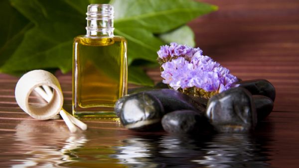 أضيفي عصير الليمون الحامض إلى معطر غرفة الطعام أضيفي عصير الليمون الحامض إلى معطر غرفة الطعام
