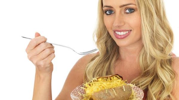 تعتبر البطاطا من أفضل المواد الطبيعية والتي تستخدم لحل مشاكل البشرة