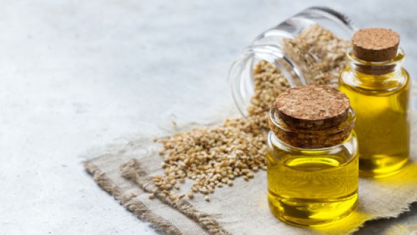 يعد زيت السمسم من أفضل أنواع الزيوت التي تُغذي الشعر من جذوره 