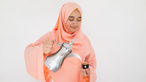 حركة هز فنجان القهوة تعبيرية تتألف من حركتين لكلٍ منها معناها 
