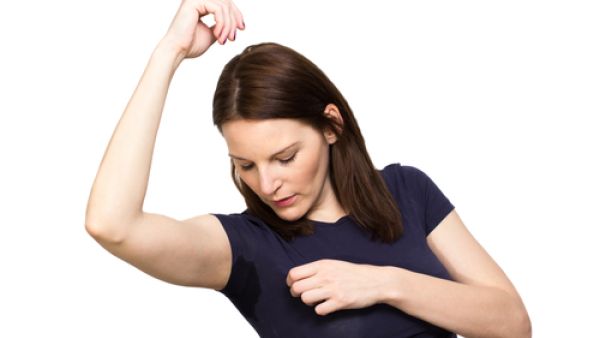 اخلطي ملعقة من صودا الخبز مع ملعقة من ليمون وضعيهما على أجزاء الجسم 
