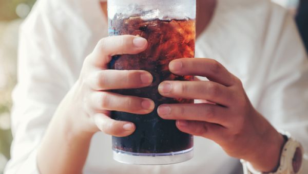 لا يمكن تجاهل التأثيرات الضارة للمشروبات الغازية المحلاة بالسكر