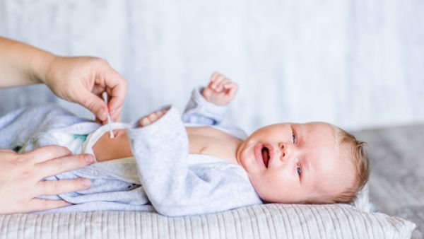 يجب فرك السرة بالكحول الطبي يومياً ولعدة مرات ومن كل الجهات

