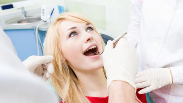 تسوس الأسنان تهدد الحصول على ابتسامة حقيقية بسبب بالخجل أمام الآخرين 