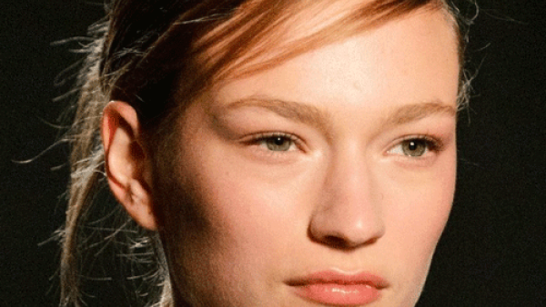 تسريحة الشعر تعتبر من أساسيات المرأة الأنيقة تسريحة الشعر تعتبر من أساسيات المرأة الأنيقة