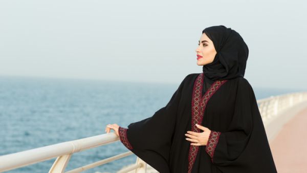 اللواتي يتميزن بجسد نحيل للغاية ولا يحملن تفاصيلا بارزة أو انحناءات واضحة