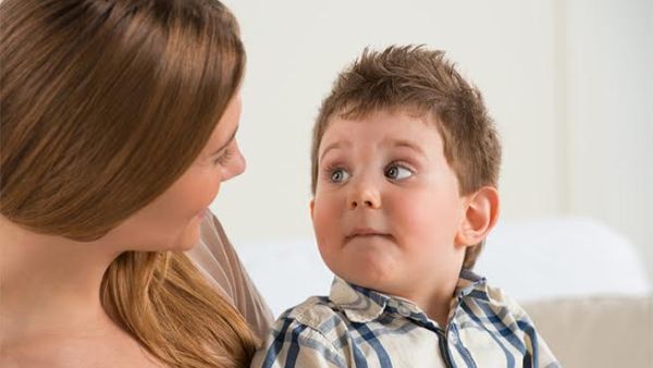 عند مخاطبة الآخر، يجب النظر إليه، إنه دليل الاحترام
