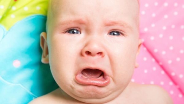 بكاء الطفل وتوتره ربما يكونان أول أعراض التهاب العظم