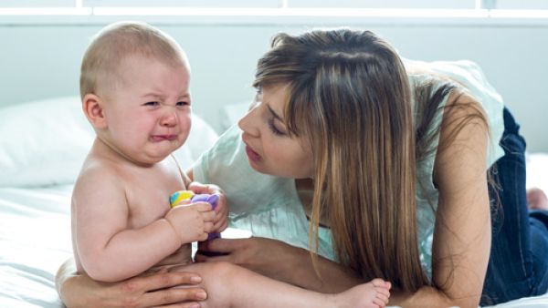 طفلك بحاجة للمواساة وبعض الجمل منك التي تؤكد اهتمامك بحزنه
