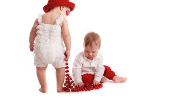 صور أطفال تعبر عن الحب في عيد الحب