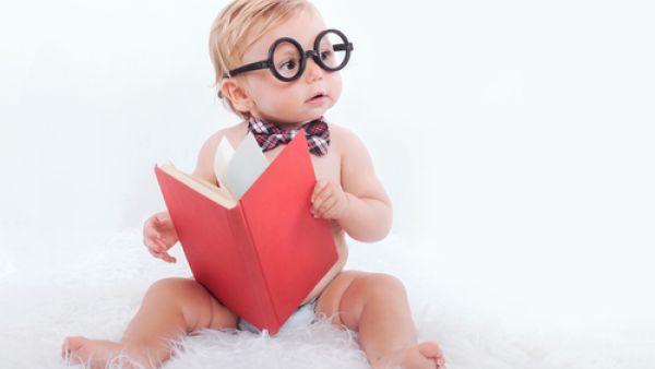 ضع كتابين أو 3 أمامه وفي طريقه كل يوم ليرى الكتب ويتصفح الصور 