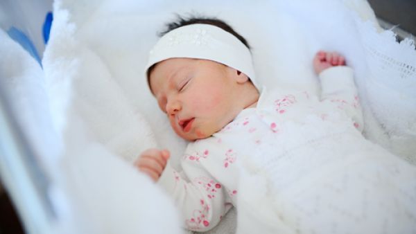 تجنبي تماماً نوم طفلك على أسطح لينة أو ذات فجوات