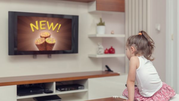 أدخلي أنشطة مفيدة وممتعة له وحددي له وقتاً معيناً لمشاهدة الأفلام

