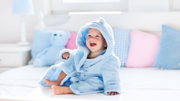 استخدام مشاجب للمناشف والملابس تحمل أحرف اسم الطفل

