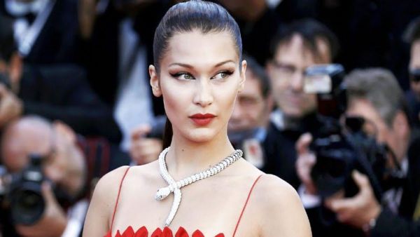 ظهرت العارضة المتألقة بيلا حديد باطلالة غاية في التمي


