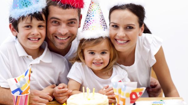 يمكنكِ تزيين المنزل ببالونات وديكورات تصنعيها من الكرتون وتلونيها بنفسك

