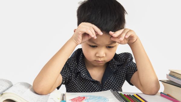 تختلف أعراض التوتر الدراسي عند الأطفال باختلاف فئاتهم العمرية