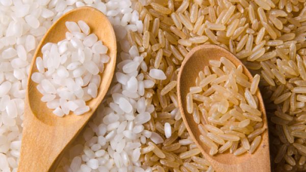 يمكنكِ وضع قطعة بطاطس صغيرة حيث تمتص البطاطس الماء الزائد في الطبخة