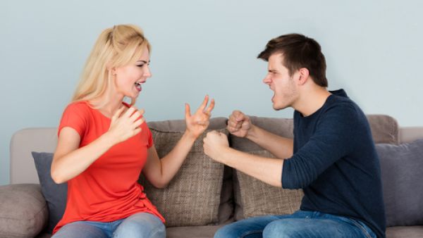 حاولي أن تصفي له شعورك ببعض الضيق إذا كان يعشق فنانة معينة

