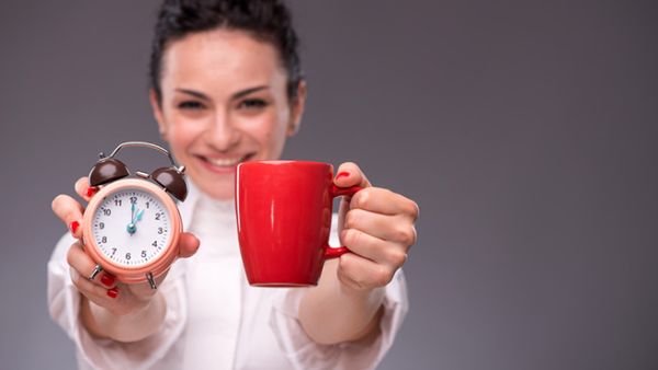 بعض الناس يدمنون متابعة وسائل التواصل وقد يكون الأمر مسلياً ومثقفاً