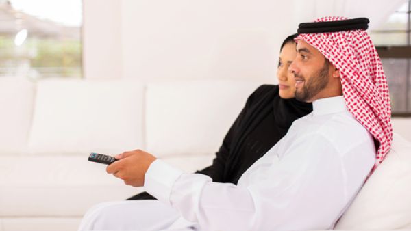 حاولي أن تتّفقي مع زوجك على متابعة برنامج رمضاني معاً 