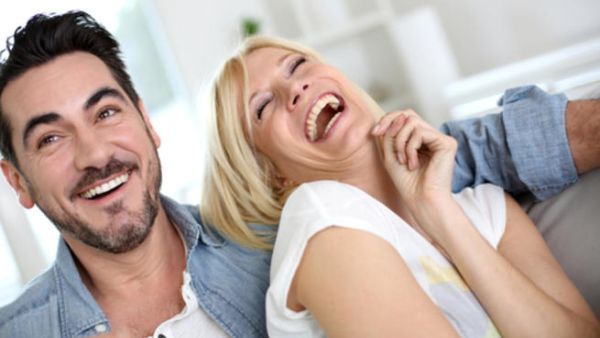 أن يكون حس المرح والفكاهة بين الزوجين
