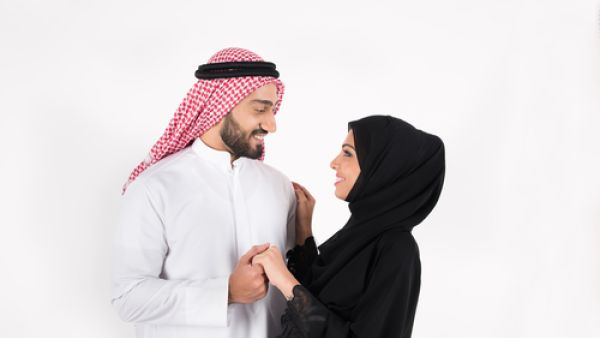 ما حكم التقبيل والمباشرة والمعانقة في نهار رمضان؟