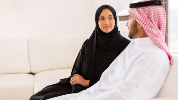 التبادل العاطفي بين الزوجين له تأثير إيجابي في توثيق العلاقة الحميمة
