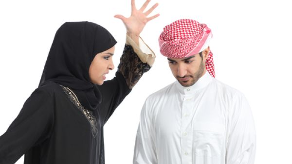 تعتبر الغيرة من الأمور التي تتسبب في إصابة العلاقة الزوجية بالتوتر 