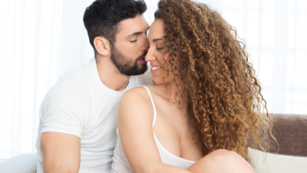 هنالك مناطق في جسم المرأة، يعمد الرجل إلى لمسها لتعزيز رغبة شريكته
