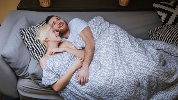 قم بالإمساك بكف يديها وملامسة باطنه برقة وصولاً للأصابع 