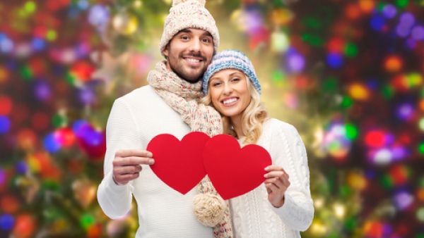 تبادلا أمنياتكما للعام الجديد وحين تدقّ الساعة الثانية عشرة تبادلا كلمات الحب
