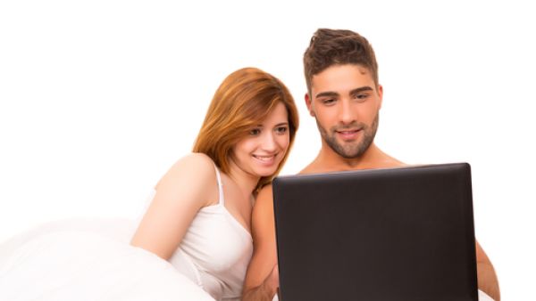 الرجال الذين يشاهدون اللقطات المثيرة هم أكثر عرضة للإصابة بانعدام الانتصاب