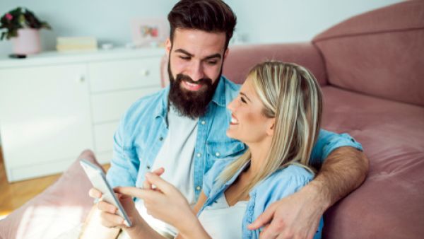 أنثى برج الميزان رائعة تساعد زوجها في تحقيق أهدافه

