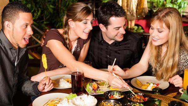 لا تُقشي سرًّا تكون قد اخبرتك إيّاه عندما تكونان مع أصدقائكما