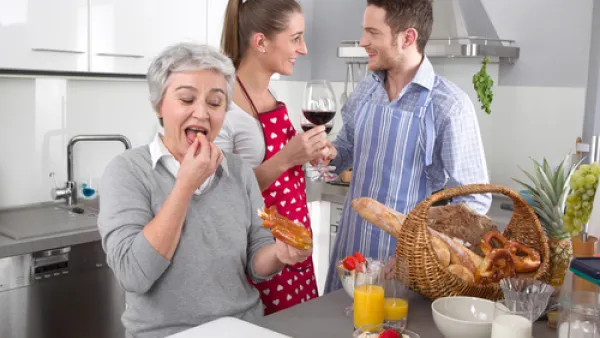 بعض الحموات يشعرن بأن الزوجة تحتكر ابنها وتأخذ كل وقته

