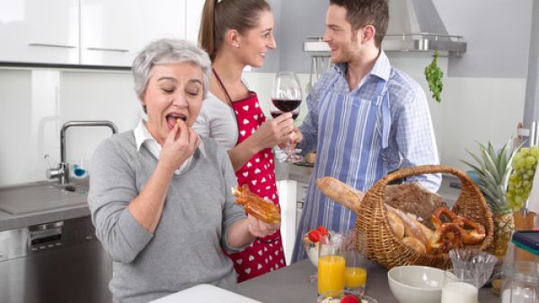 بعض الحموات يشعرن بأن الزوجة تحتكر ابنها وتأخذ كل وقته

