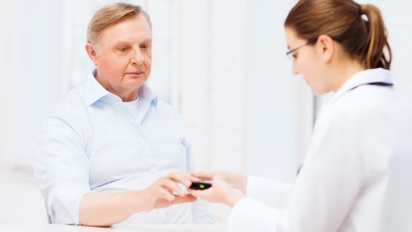 من الأفضل لأصحاب مرض السكري عدم الإفراط في تناول الحلويات